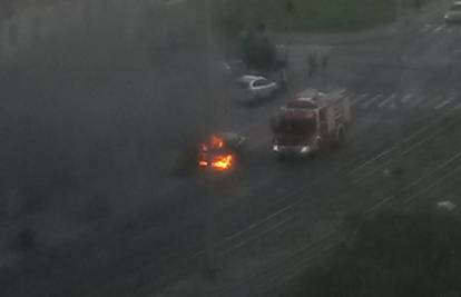 Zagreb: Zapalio mu se auto, vozač iskočio prije eksplozije