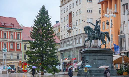 FOTO Stigao bor na Trg Josipa bana Jelačića: Diljem Zagreba postavili čak 81 božićno drvce