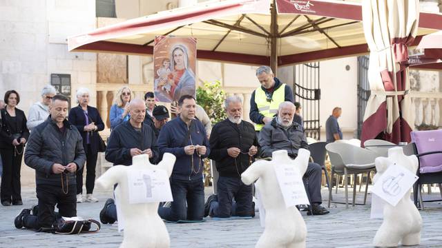 Molitelji i prosvjednici na glavnom gradskom trgu u Trogiru 
