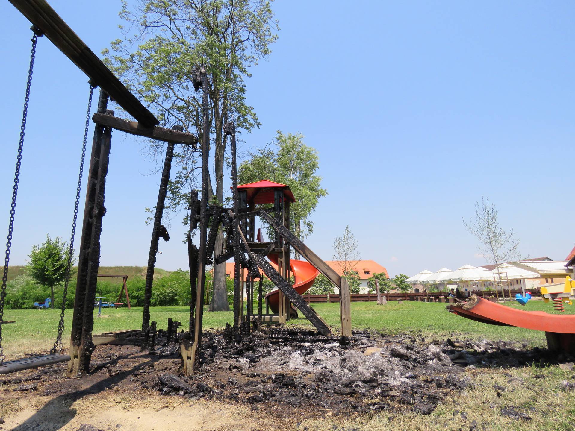 Sramota u Slavonskom Brodu: Zapalili su dječje igralište