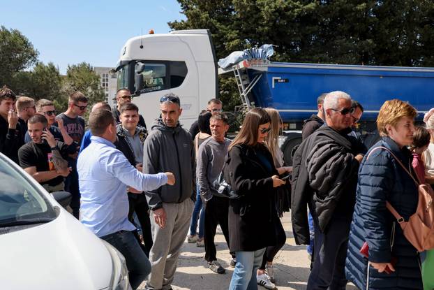 Zadar: Red za karte za koncert Thompsona na Hipodromu