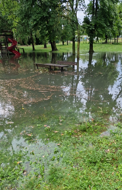 GALERIJA  Poplave u Zagrebu, u Istri vjetar rušio stabla, na Pagu olujno more razbijalo čamce