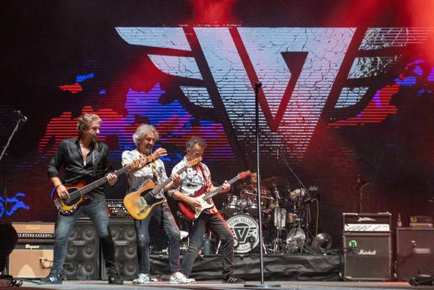 Pula: Parni valjak održao koncert u prepunoj Areni 