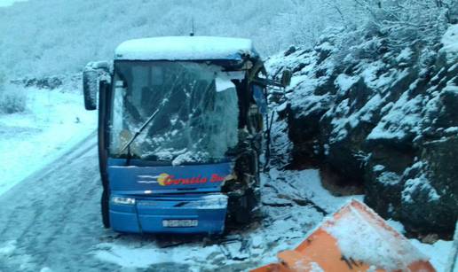 Autobus kod Zagvozda sletio s ceste: Vozač je teško ozlijeđen