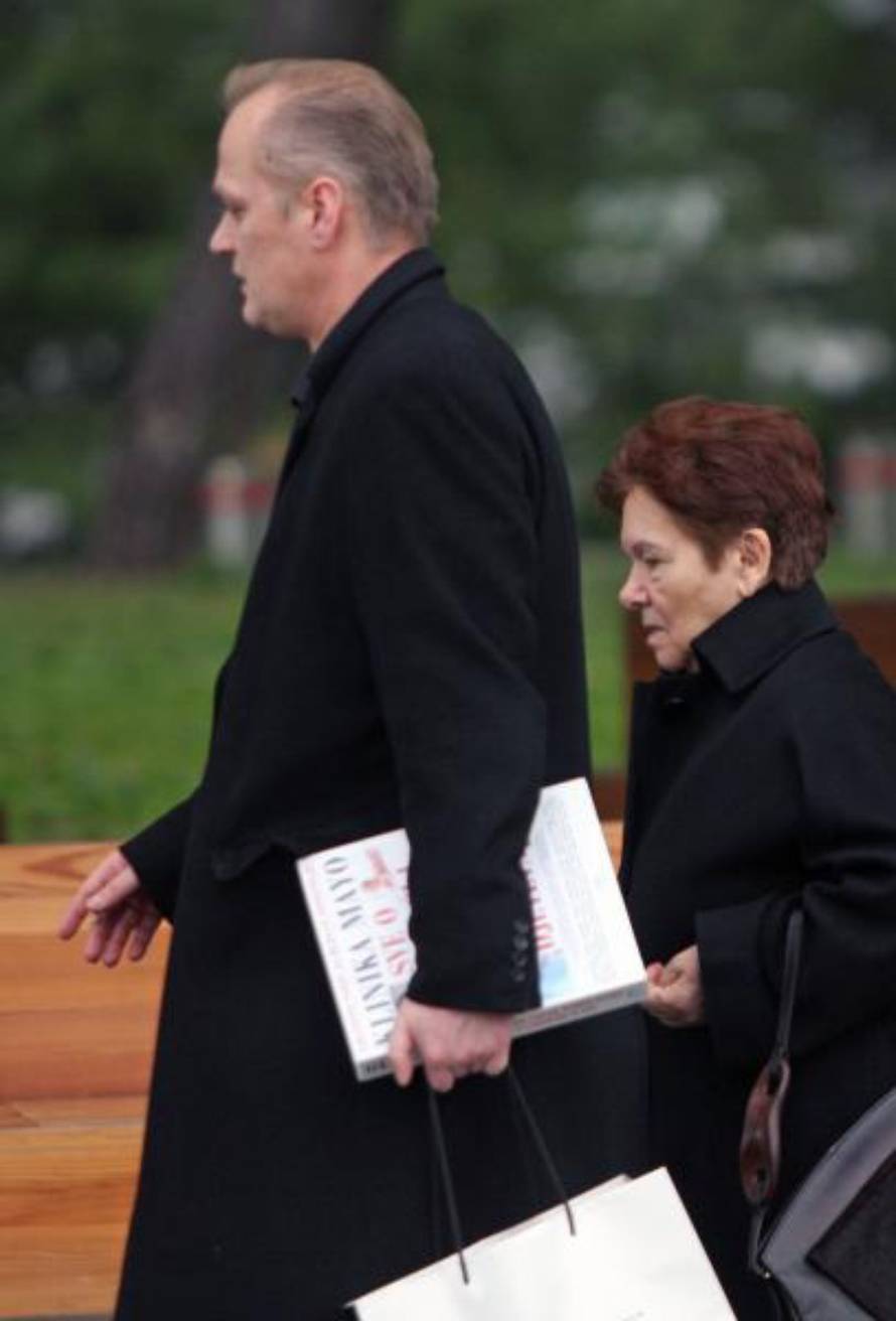 Severina vrijeme u bolnici krati surfanjem, stalno ima posjete