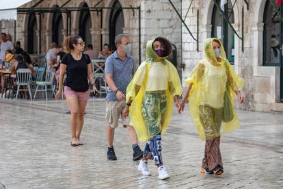 Dubrovnik: Kiša nije omela brojne turiste u razgledavanju grada