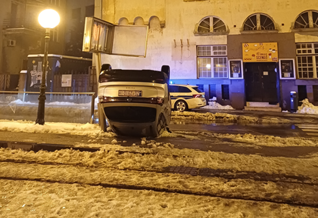 Teška nesreća u Zagrebu: Auto na krovu! Pogledajte fotke