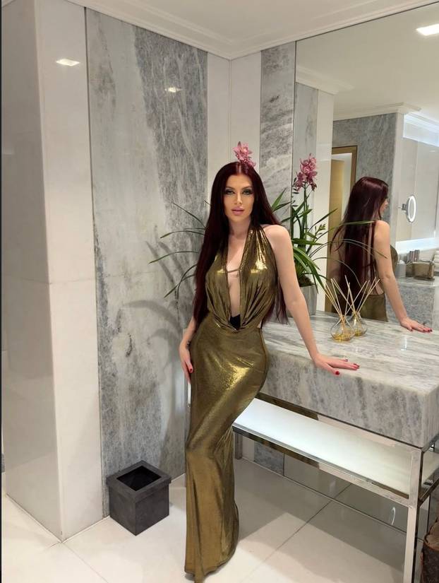 FOTO 'Svi misle da sam glupa jer poziram gola, a završila sam studij na Harvardu!'