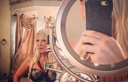 Tori Spelling prati trendove: Snimila je selfie u grudnjaku