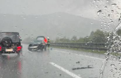 Kaos na autocesti A6: Sudar kod Ravne Gore, tuča kod Delnica, bujica zatvorila tunel Čardak