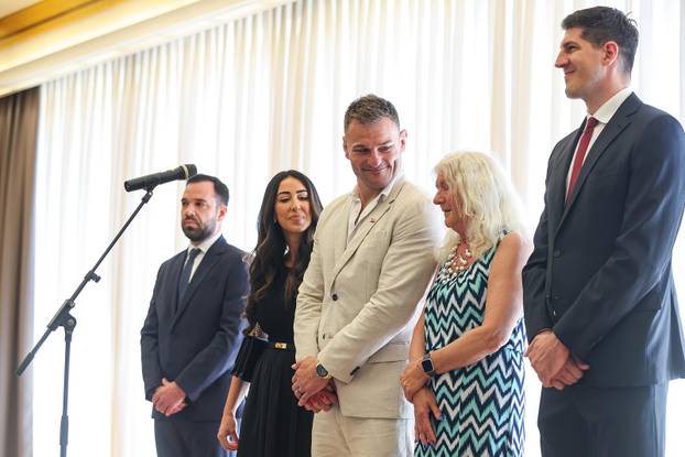 Zagreb: Predsjednik Zoran Milanović uručio je odlikovanje Stipi Miočiću