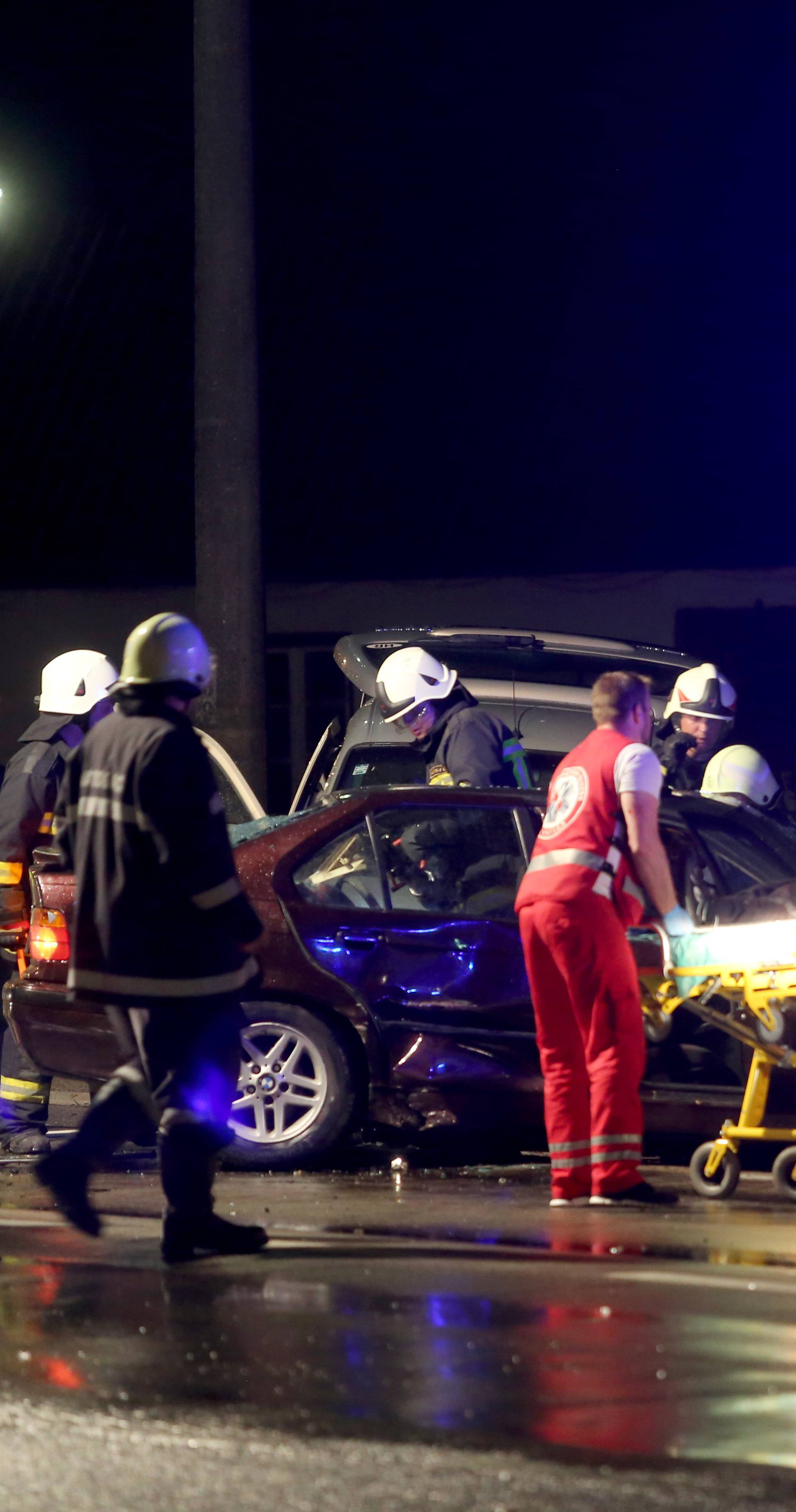 Teška nesreća: Vatrogasci su vadili ljude iz smrskanog auta