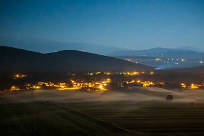 FOTO Mjesto Bisko je 'nestalo' pod gustom maglom, Karlovac je izgledao kao u bajci...