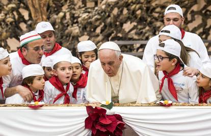 Papa Franjo proslavio rođendan uz tortu, roditeljima dao savjet