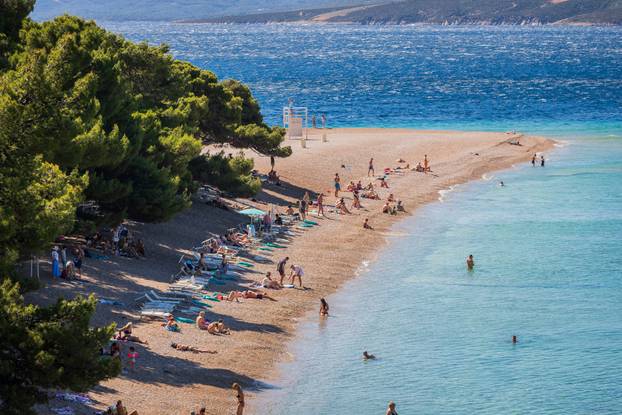 Olujna bura i jutro na plaži Zlatni rat