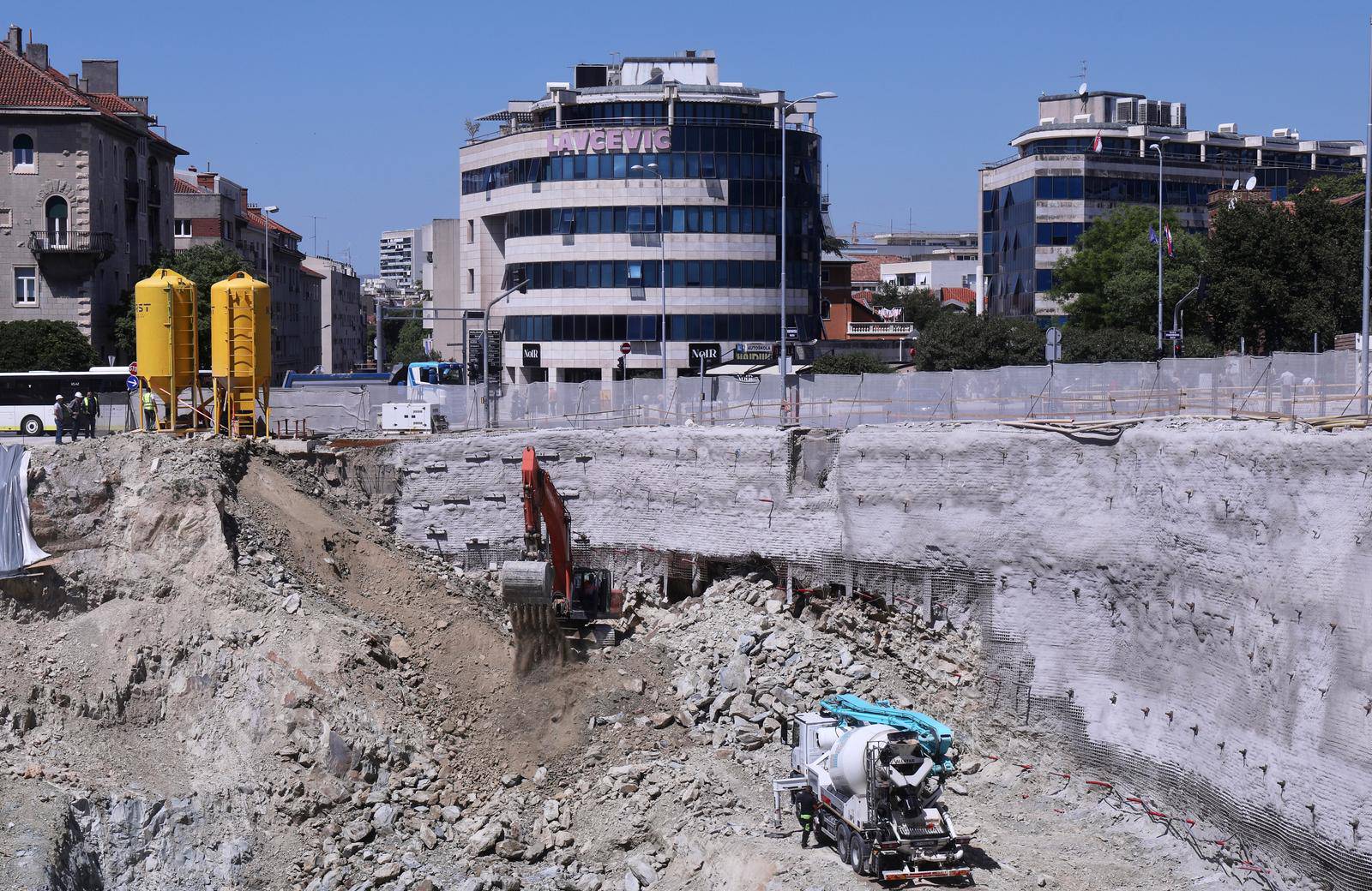 Split: Otvorila se velika rupa ispod centralne splitske ceste uz Small Mall