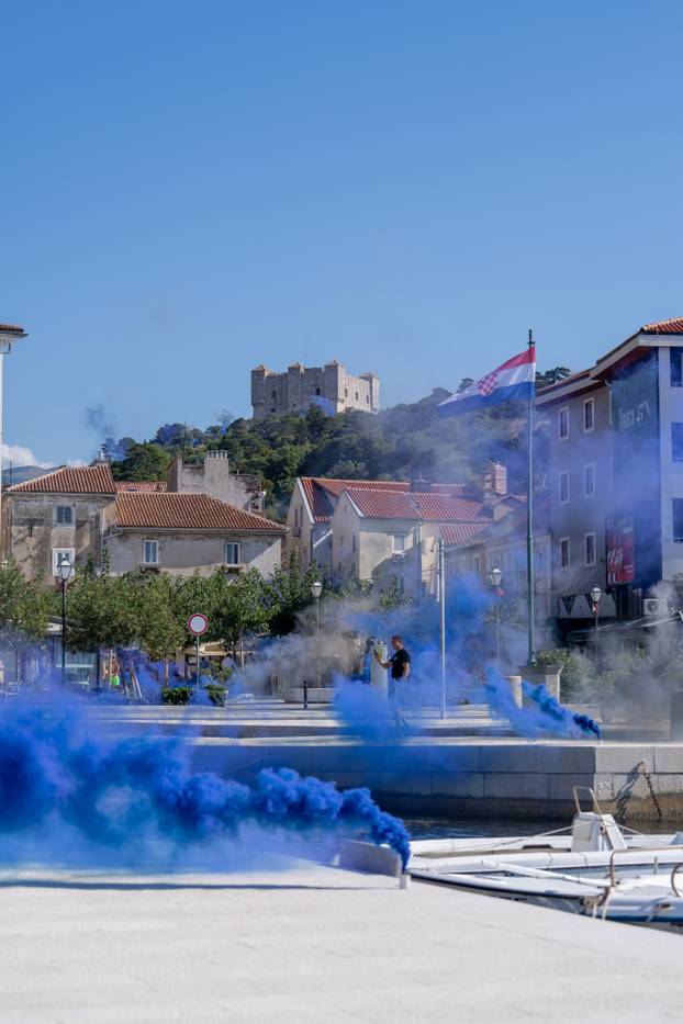 Senj: Navijači Dinama "obojili" rivu u plavo