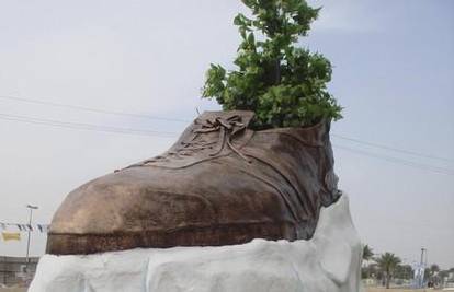 Srušili spomenik cipeli koju je novinar bacio na Busha