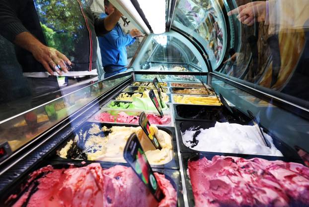 U povodu kraja turističke sezone, pulska slastičarnica nudi svima besplatan sladoled