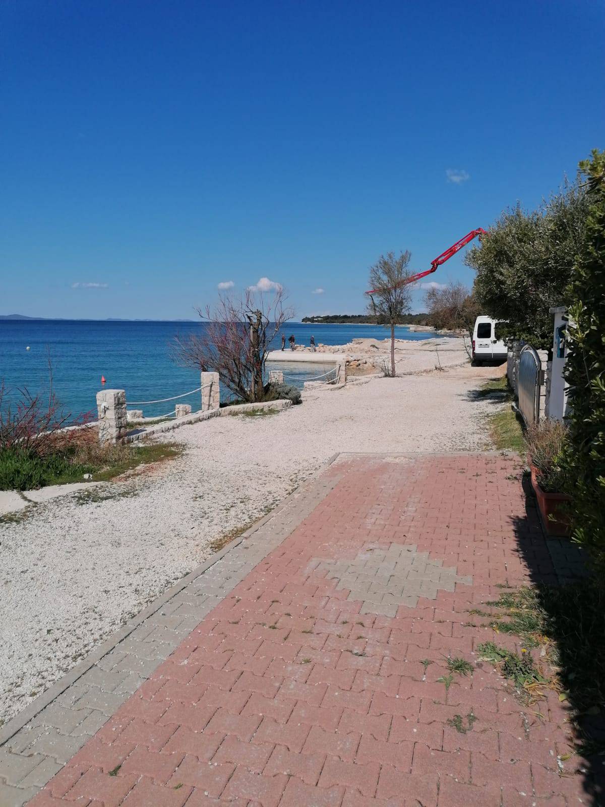 Betonirali blizu Modrićeve vile na plaži, radnici nestali, svi šute