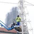 FOTO Blagdanska &ccaron;arolija sti&zcaron;e! Postavljaju se ukrasi na Trgu