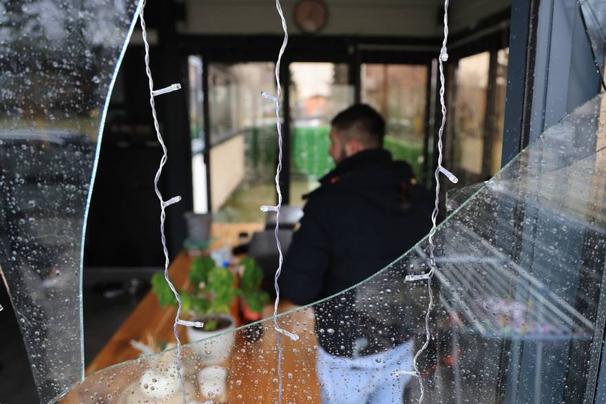 Sesvetski Kraljevec: Nepoznati po&ccaron;initelj bacio eksplozivnu napravu na terasu obiteljske ku&cacute;e