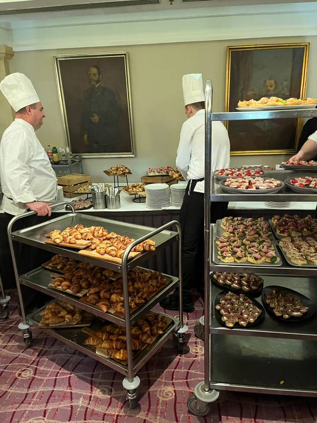 FOTO Što se jede u stožerima: Kod Milanovića malo toga, kod Primorca našli utjehu u lososu