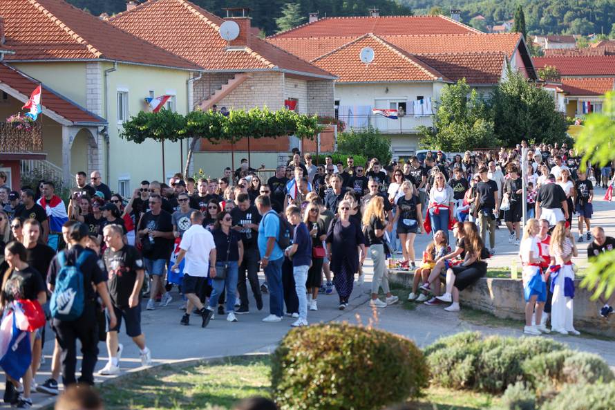 Sinj: Posjetitelji dolaze na hipodrom uoči početka Thompsonovog koncerta