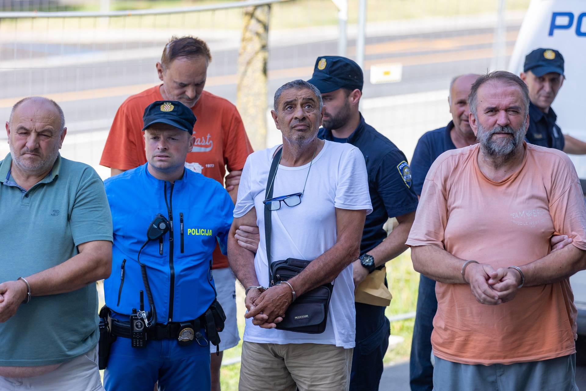 Osijek: Privođenje petorice uhićenih za ratni zločin sucu istrage na Županijskom sudu