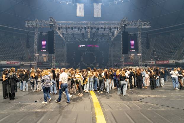 Zadar: Fanovi čekaju početak koncerta Jakova Jozinovića