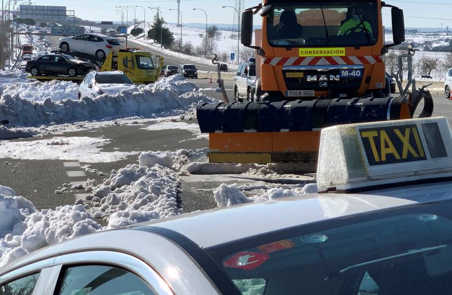 Snježni kaos u Španjolskoj: Kamioni s hranom uspjeli su se probiti do zaleđenoga grada