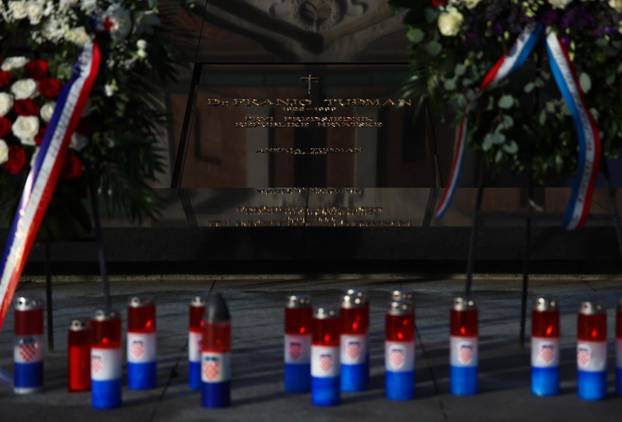 Zagreb: Izaslanstvo HDZ-a položilo cvijeće povodom 26. godišnjice smrti dr. Franje Tuđmana