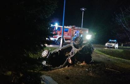 Toyotom udarili u stup i sletjeli u kanal, dvoje ljudi u bolnici