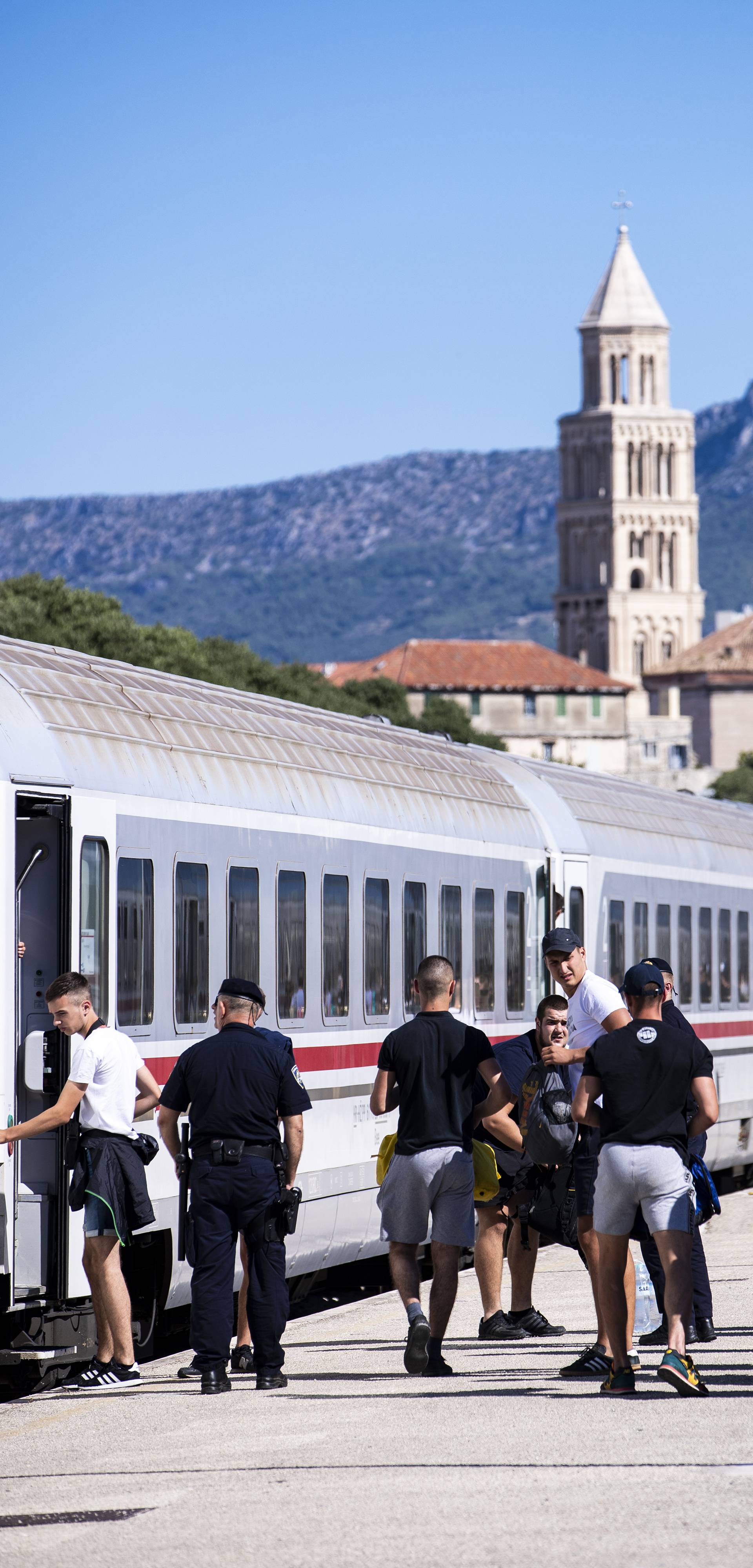 Split: Navijači Hajduka Bilim vlakom kreću prema Zagrebu na utakmicu Superkupa