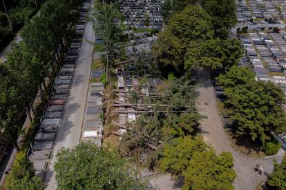 FOTO Strašne snimke Mirogoja iz zraka nakon nevremena: Porušena stabla i spomenici