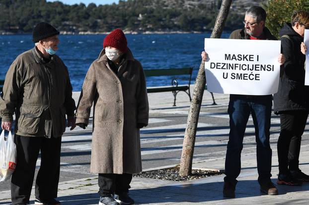 Ispred zgrade Županije u Šibeniku održan prosvjed Mrš od naše djece 