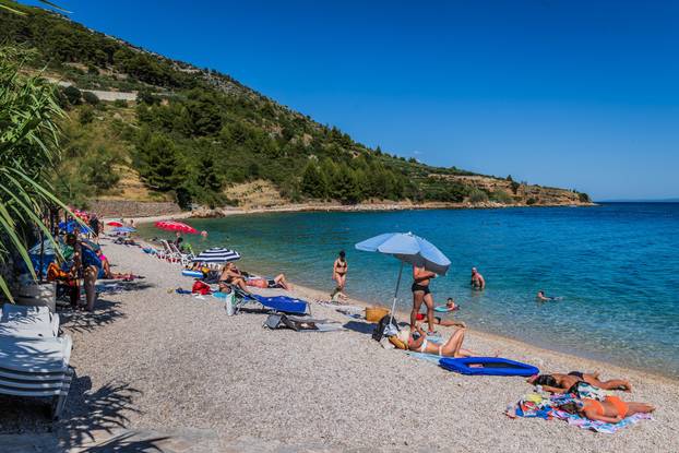 Bol: Ljetni ugođaj na plaži Martinica 