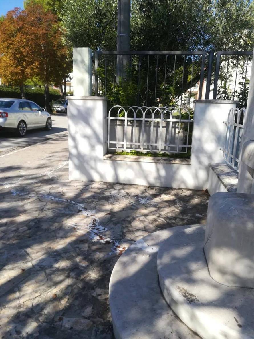 Kipu Majke Božje u Kaštelima odrubili glavu i sve zalili bojom