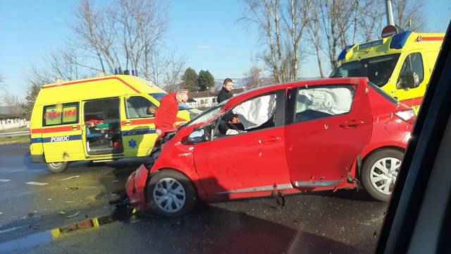 Jedan ozlijeđen u sudaru dva automobila u Novom Zagrebu