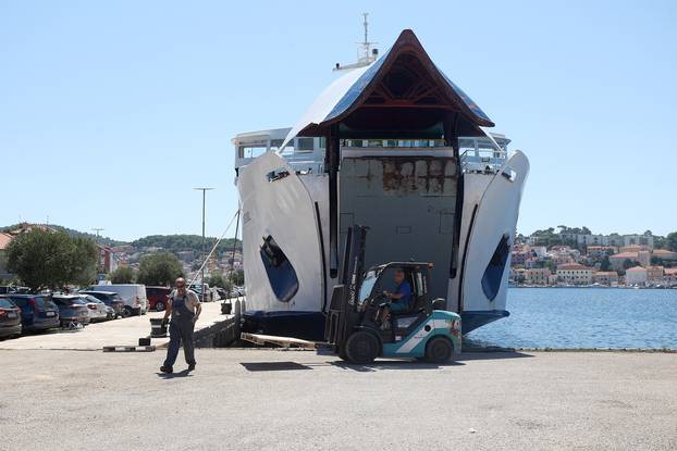 Mali Lošinj: U tijeku je očevid nakon što je troje djelatnika Jadrolinije poginulo nakon pada rampe