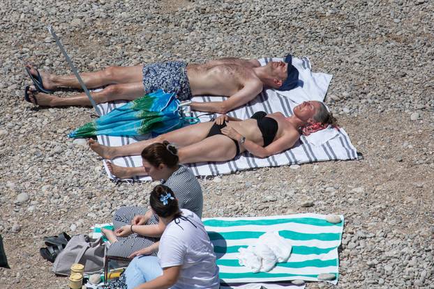 Plaže u Dubrovniku pune su kupača 