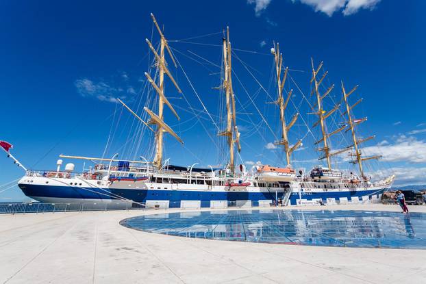 Zadar: Veličanstveni jedrenjak Royal Clipper  pristao uz instalaciju Pozdrav suncu