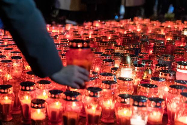 Mostar: Stotine građana okupilo se u Vukoavrskoj ulici i zapalilo svijeće za Vukovar