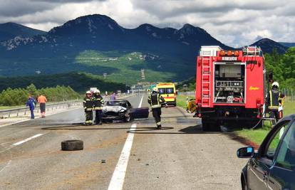 Auto se zabio u ogradu pa zapalio: Vozač u zadnji tren uspio izaći iz vozila