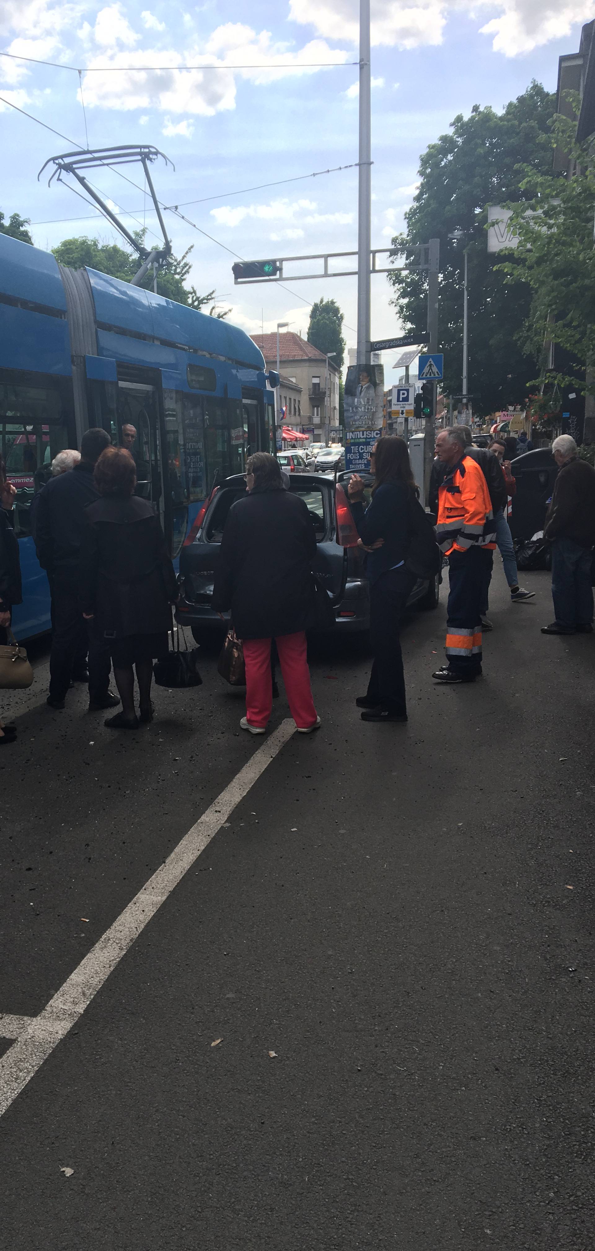 Sudarili se automobil i ZET-ov tramvaj: Nitko nije ozlijeđen...