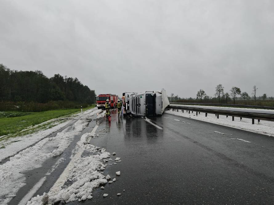 FOTO 'Ovo nema smisla. Stojimo na autocesti A3 satima. Nekima ponestaje vode, a i hrane...'