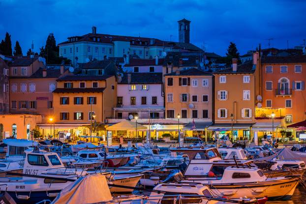 Gradske fotografije u sumrak grada Rovinja
