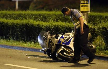 Policajac na motoru naletio na automobil, lakše je  ozlijeđen