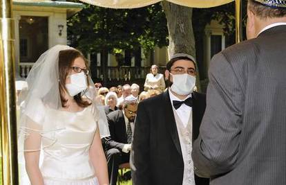 Par sa svinjskom gripom vjenčao se s maskama