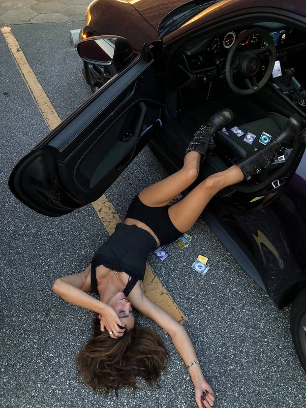 FOTO Ljubiteljica snažnih i brzih automobila osvaja mreže: Bikini spaja s konjskim snagama